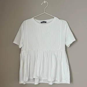 Vit t-shirt med broderier - T shirt med volang och broderier❤️‍🔥❤️‍🔥