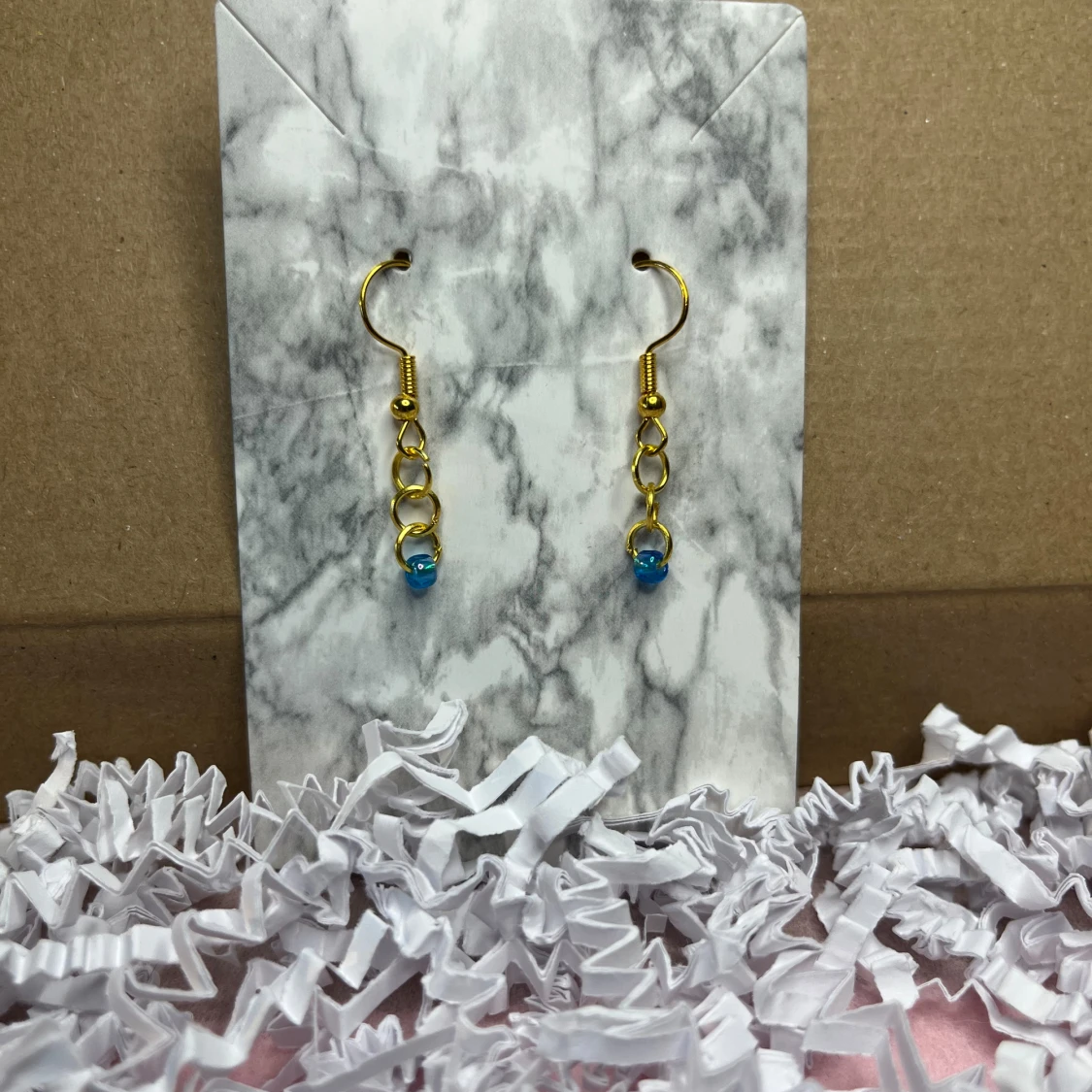 Guld och blått örhänge 