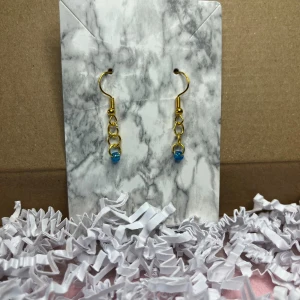 Guld och blått örhänge  - Guld och blått örhänge, den är nickelfri. För mer bilder och information, skriv till mig.