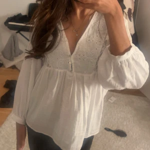 Zara blus - Super söt blus köpt från Zara som är helt slutsåld och endast  använd ca 2ggr, därav mycket fint skick. Säljer då den är förstor för mig. Pris kan diskuteras!💕