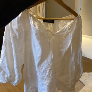 Blus  - Vit blus passar allt är som en xs/s