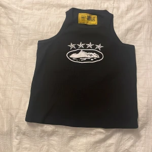 Corteiz tank topp (äkta) - Corteiz tank top, köpt här på plick, står ingen storlek på den men jag uppskattar att det är storlek s, inget fel på den, säljer den pga den inte passade mig, självklart äkta!