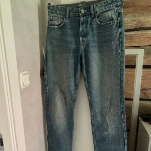 Jeans  - Raka jeans från Zara i storlek 38 mid/low waist. Använda några gånger men i fint skick.  Pris 350 + frakt 