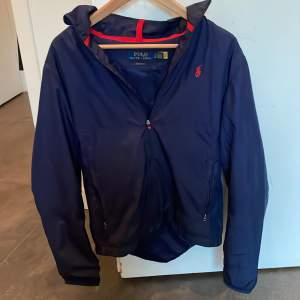 Tjena intresse koll på denna feta windbreaker från Ralph Lauren. Hör av er om ni är intresserade. Jackan är i topp skick 