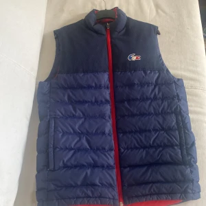 Lacoste väst - Fin Lacoste väst säljes till ett bra pris då den är för liten för mig. Bra skick, nästintill oanvänd Pris kan diskuteras 