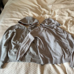 En Kashmir blandad hoodie ifrån reiss och en zip hoodie från burberry - Säljer nu två riktigt fräscha hoodies en zip hoodie ifrån Burberry och en Kashmir blandad hoodie ifrån Reiss. Båda tröjorna är i toppskick utan några skador eller defekter.😃