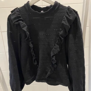 Svart tröja - Storlek M fint skick från märket pieces🤍