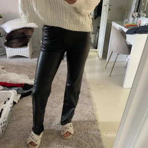 Skinn byxor - Superfina skinn byxor från zara, köpta i London! Raka och sitter mer tajt upptill, super mjukt fodring på insidan, stretchiga och bekväma. Använd max 3 gånger! Strl 34 men passar mer som en 36