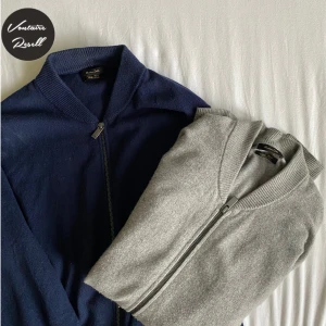 Massimo dutti cardigans - 2 Riktigt snygga Massimo dutti merinoull cardigans som säljs tillsammans. Perfect till hösten och vintern. Båda cardigansens är i storlek M och i väldigt bra skick  Ny pris för båda ligger runt 1800kr per Vårt pris är 900kr