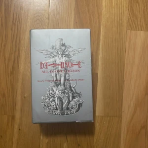 Death Note all in one edition  - Ganska dåligt skick på själva lådan och bokryggen är böjd eftersom det är tung när man ska läsa den, inget fel på själva sidorna dock