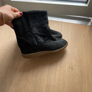 Isabel marant sneakers - Unik modell isabel marant sneakers :) Superfina och i superbra skick. Knappt använda. Storlek 39. 