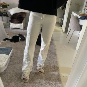 Jeans - Superfina vita jeans från bikbok, raka och långa. Använd några gånger men i bra skick. Medelhög midja