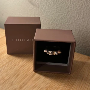 Edblad ring  - En doop på edblads nit ring, som ny och ser exakt ut som originalet🩷