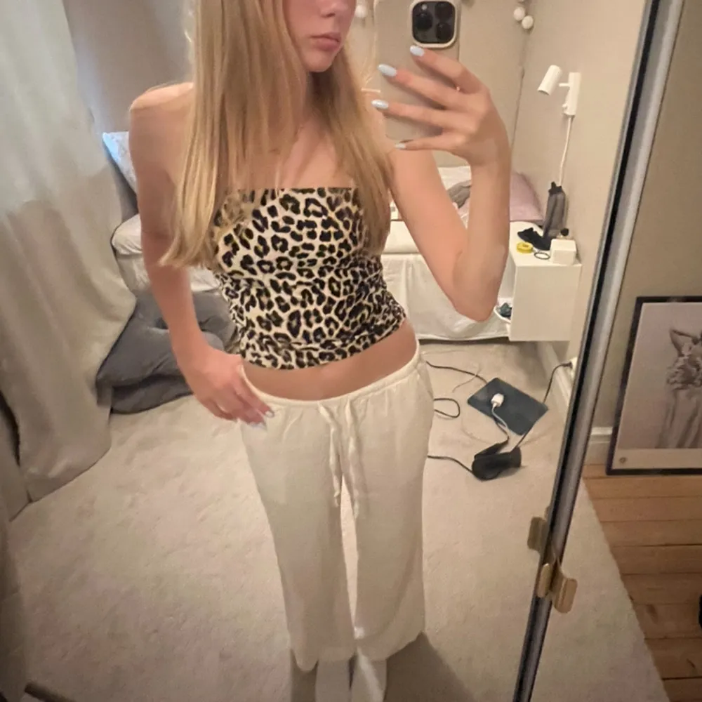 En snygg tube top som tidigare varit ett linne från bikbok men som jag har sytt om.🐆 Toppen är storlek xs och jag har sytt den lite tajtare för att den ska sitta på plats då den inte har några band.❤️ köparen står för frakten!🫶 Pris kan diskuteras❤️❤️. Toppar.