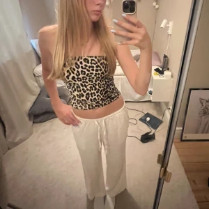 Leopard mönstrad tube top🐆 - En snygg tube top som tidigare varit ett linne från bikbok men som jag har sytt om.🐆 Toppen är storlek xs och jag har sytt den lite tajtare för att den ska sitta på plats då den inte har några band.❤️ köparen står för frakten!🫶 Pris kan diskuteras❤️❤️