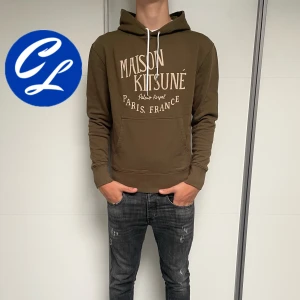 Maison Kitsune Hoodie (HELT NY) - Maison Kitsune Hoodie | Skick: 10/10 (HELT NY) | Strl S | Pris - 1399 | Tags sitter kvar | Fraktar via Postnord eller Instabox på köparens bekostnad | Hör av dig vid minsta fråga eller fundering!