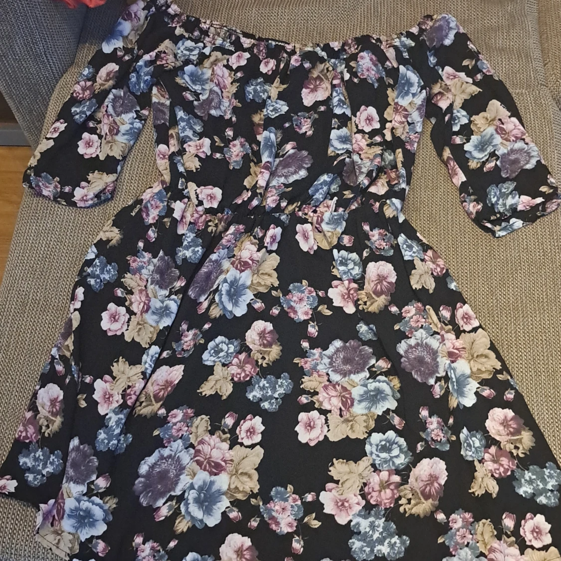 Blommig off-shoulder klänning