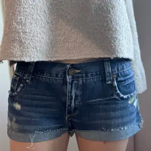 Ursnygga lågmidjade jeansshorts från Abercrombie i mycket fint skick 😁Storlek 10, eller W30, men skulle nog passa M/38. Midjemåttet är ca 41cm tvärsöver! 