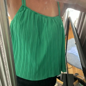 Grön volang topp - Säljer min super fina gröna topp, knappt andvänd 