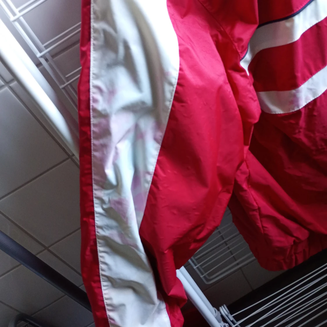 Röd och vit vindjacka från North Bend - 2