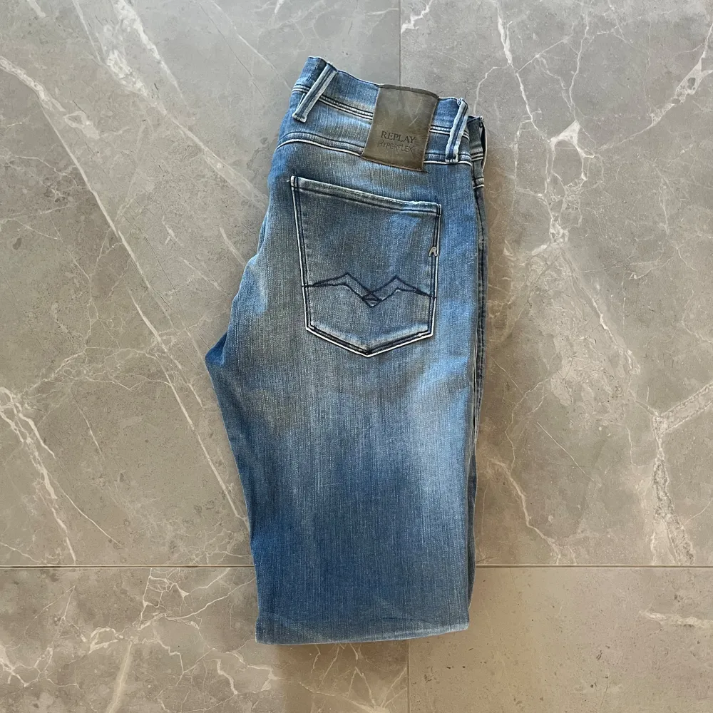 Hej säljer nu ett par replay jeans som är I nyskick, det är modellen anbass. Det är storlek 29W 32L och det är bara skriva om ni undrar något. Pris går att diskutera vid smidig affär!👍. Jeans & Byxor.