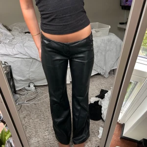 Lågmidjade skinnbyxor - Så snygga skinnbyxor från Urban outfitters i storlek S. Innerbensmåttet är 79cm och måttet över midjan är 41 cm. Nypris 500kr. 