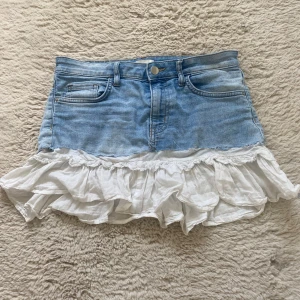 Jeans kjol med volang - Säljer min jeans kjol! Bra skick❤️