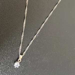 Silver halsband, rostfri - Jätte enkel o fin halsband, aldrig använt🩷