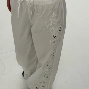 NAKD x Chloé Schuterman byxor - Säljer dessa fina byxor från Chloé Schutermans kollektion med Nakd. Endast använd två gånger, säljer då de är på gränsen till för små för mig. Superfint skick. Köparen står för frakten🧡