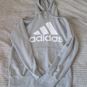 Adidas hoodie grå, storlek s - Hej! Säljer min Adidas Hoodie då jag har vuxit ur den. Storlek S  och är i väldigt bra skick då jag använt hoodien fåtal gånger. Perfekta inför starten till skolan!
