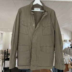Field jacket - Säljer nu denna riktigt snygga field jackan från John Henric som är i riktigt bra skick utan några defekter eller liknande, hör av er vid frågor eller funderingar!