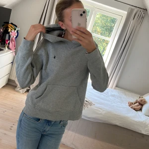 Ralp Lauren hoodie - Använd men fint skick! Storlek 14-16 år men passar xs/s 💗