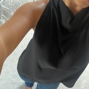 Zara topp - Skitsnygg halterneck topp från zara som inte kommer till användning, passar xs-s