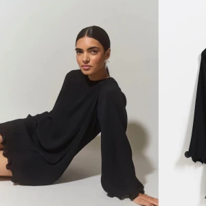 Svart klänning Gina Tricot  - Fiskelinan eller metallinan är borttagen i ärmen då den syntes och stack ut. Annars nästintill helt ny, använd ca 5 gånger. Den höll formen trots att jag tog bort linan i ärmen. Så ser exakt ut som vid köptillfället, passar s,m,l