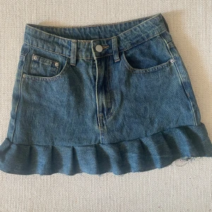 Volang kjol  - Volang kjol sydd själv från ett par jeans, vet inte märket 