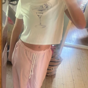 Fin tröja för sommaren❤️  - Jag säljer då den blivit för liten för mig❤️den är jätte gullig så det är synd att den är för liten ❤️om ni är intresserad så kan vi prata om priset eftrsm priset inte är jätte viktigt för mig❤️jag har inte använt den mycket alls typ 5 gånger.
