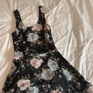 blommig klänning - blommig klänning, knappt använd