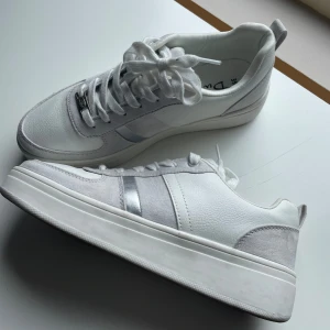 Vita sneakers  - Sneakers från Duffy i storlek 39. Endast använda en gång.
