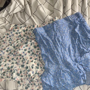 2- pack kjolar - Jag säljer de båda kjolarna tillsammans för 40 kr. De är 2/ 3  år gamla. Den blåa är ifrån Lindex och är i storlek 134/140. Den rosa typ är ifrån Lager 157 och är i storlek 150. 