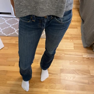 Snygga Levis jeans  - Snygga lågmidjade jeans i straight modell från Levis 💙 Lite slitna längst ner på jeansen😊 Innerbenslängd ca 78 cm!