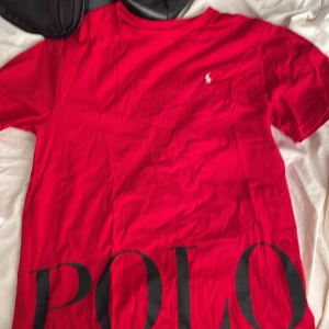Polo ralph lauren tröja  - Jag har växt ur min Raphe tröja och därför säljs den tröjan är knappt använd, skick på tröja är 10/10 och tröjan är limiterad eftersom att den är svår att få tag på så om du vill ha en exklusiv fast ändå ganska klassisk så är den perfa. Ny pris 950kr