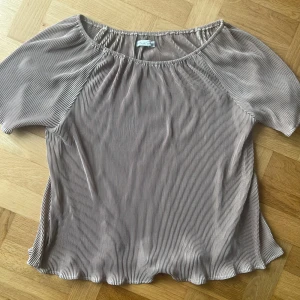 Beige festtopp  - Beige festtopp i storlek XXL. Går att ha off-shoulder.