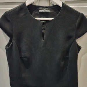 Topp Espirit  - Jättefin topp märke Espirit sitter jättefint på med en dragkedja på sidan 😍