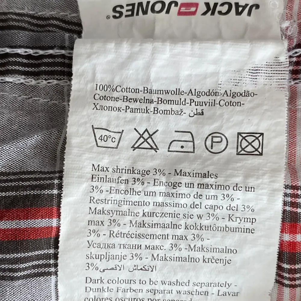Rutig skjorta från Jack & Jones Strl: XL Längd: 57 cm Axelbredd: 47 cm  Katter finns i hemmet!. Skjortor.