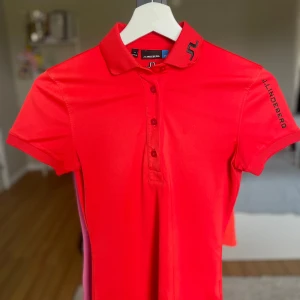 J. Lindeberg golfpiké - Röd, J. Lindeberg XS