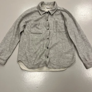 Kappa -  Jättefin lite tunnare kappa jättebra skick då den är använd fåtal gånger  