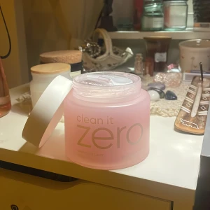 Ansiktsrengöring - Cleaningbalm från Banilla Co, superbra men passar inte min hudtyp, testad endast en gång (bild två) <3