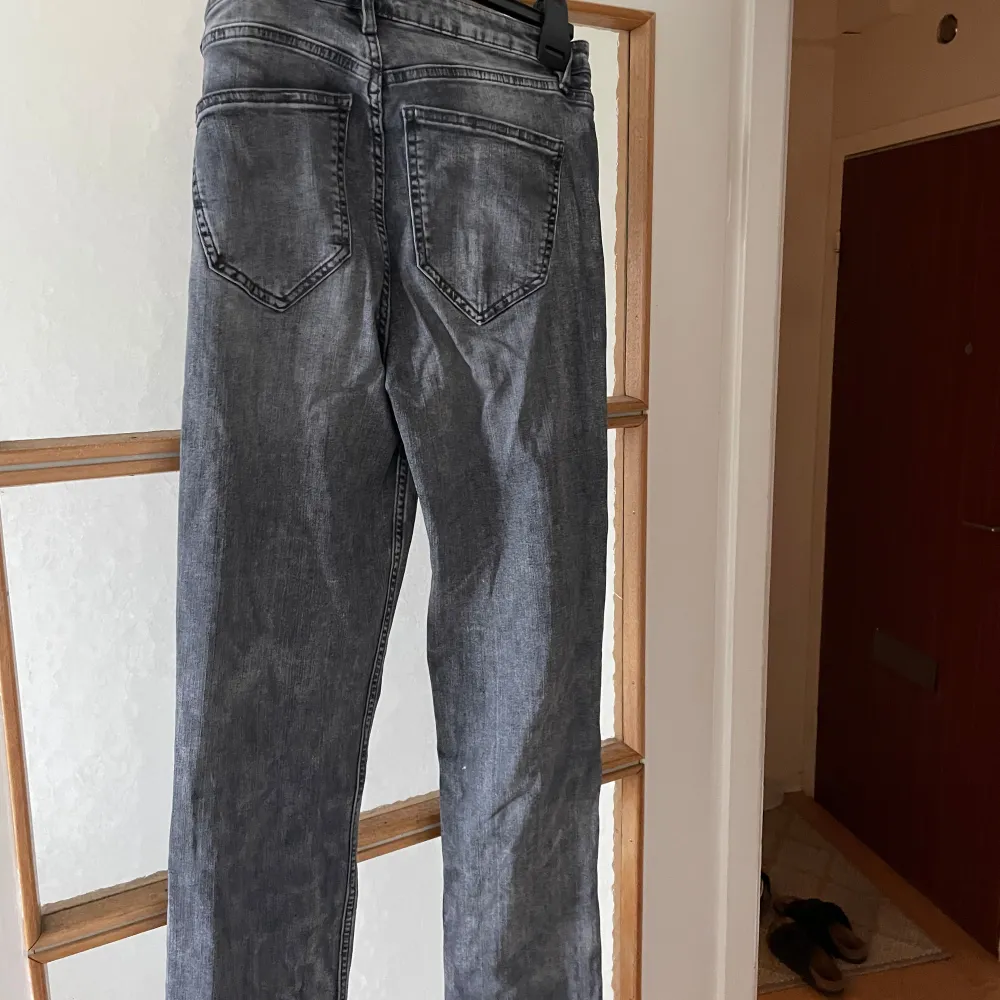 Jeans från Zara med slits längst ner. Grå i färgen. Fint skick men nytvättade, därav lite skrynkliga. Jeans & Byxor.