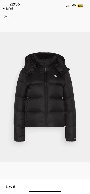 CALVIN KLEIN Jacka - Fin calvin klein jacka, köpt för ca 2000kr i storlek M förra året. helt i Nyskick, pris kan diskuteras mycket. Säljer för att jackan inte satt så bra på just mig💞