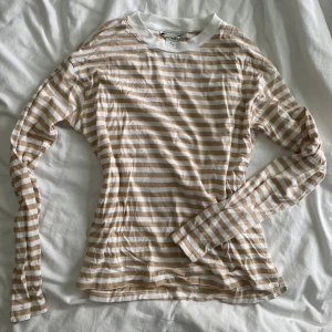 Randig tröja - Vit beige Randig tröja från Cubus i jätteskönt material